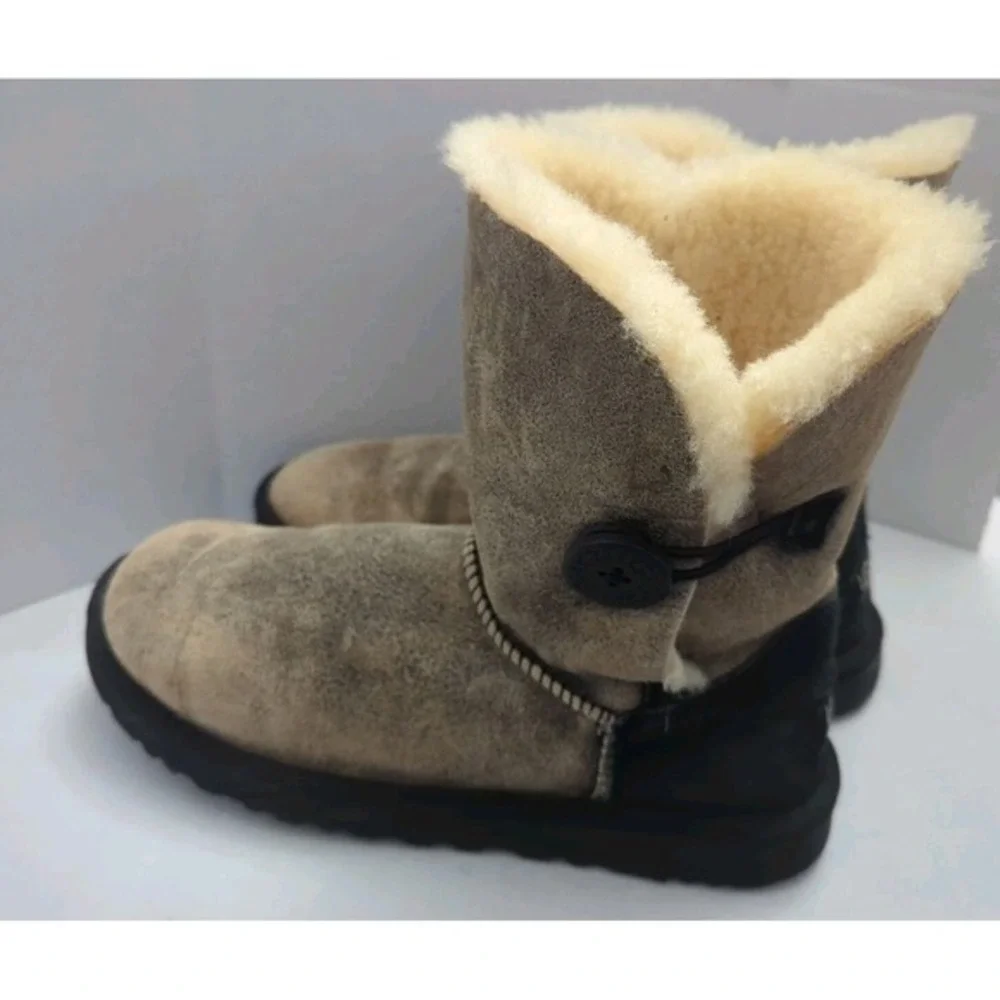 UGG Australia Bailey Button Genuine Sheepskin Bomber Boots 5838 Womens US Size 9